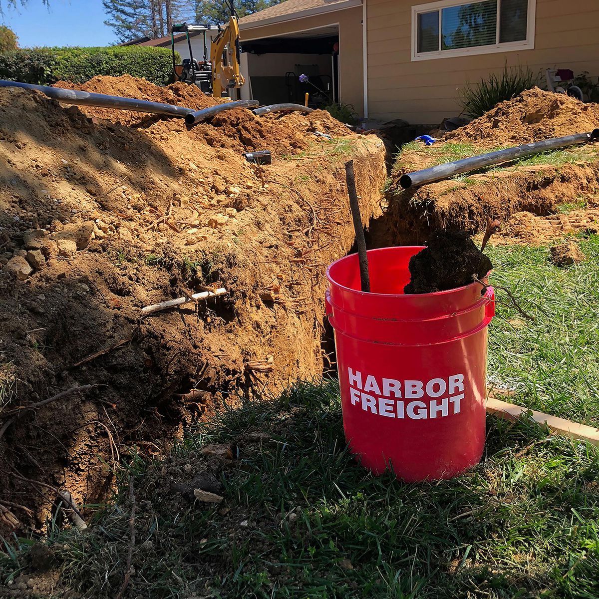 HARBOR FREIGHT 5 Gallon Bucket, Red G929218