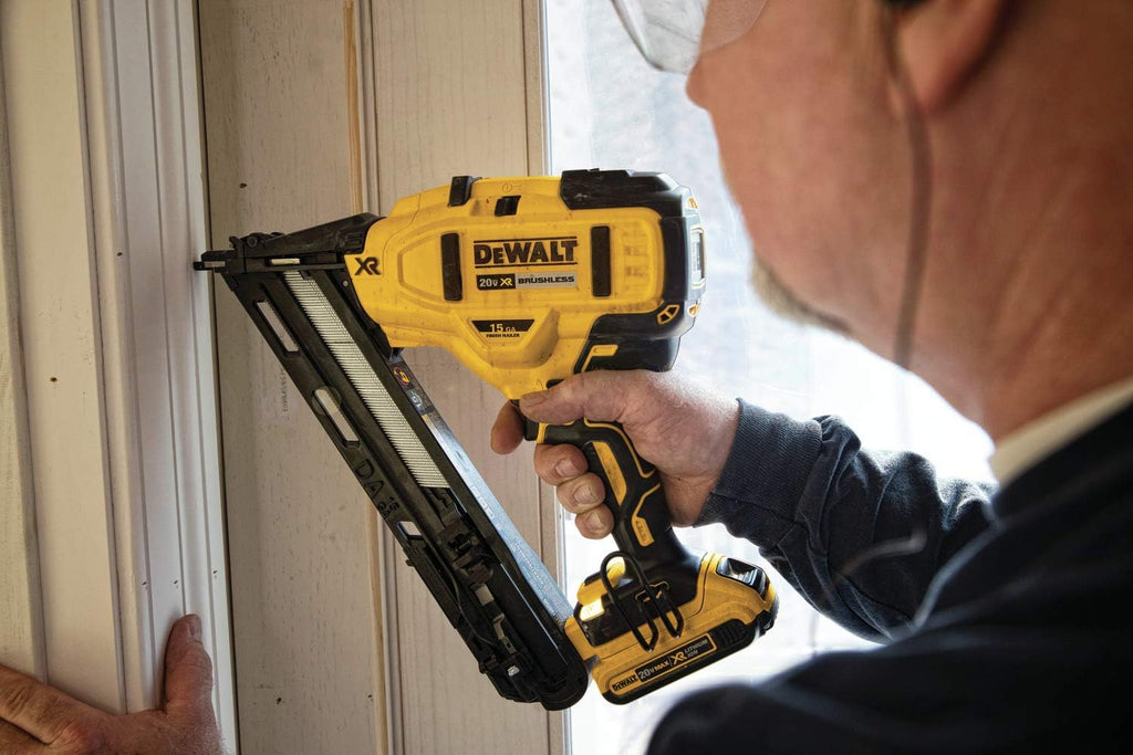 DEWALT DCN650D1 20V MAX XR 15 GA Cordless Angled Finish Nailer Kit S63224